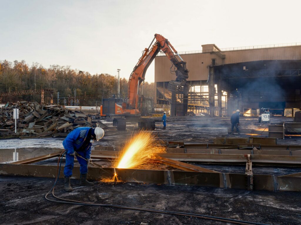 d’Aarbechten am Kader vun der Demolitioun vum Elektrouewen op der Metzeschmelz